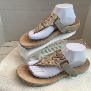 EUC Vionic Sandal snake embossed sz. 10 sandal